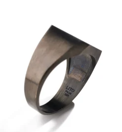 Voidn' blue diamond ring